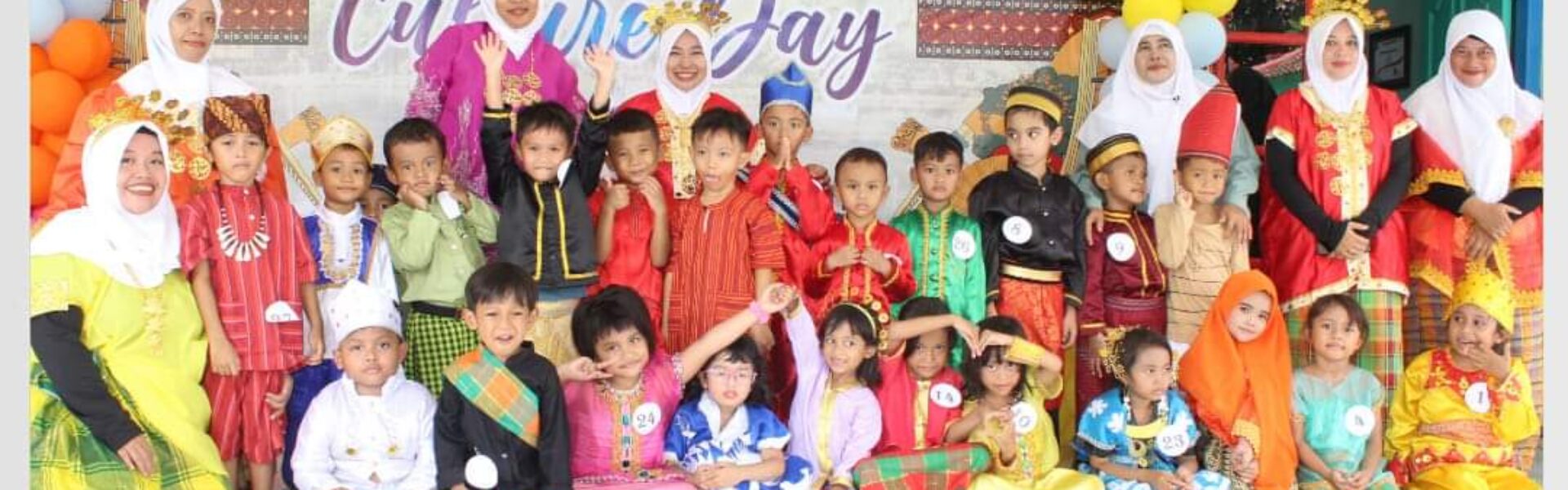 CULTURE DAY 
"Pesona Indahnya Sulawesi, SIRRI NA PACCE"

Pada tanggal 13 januari 2024, ananda TA TK Al Azhar Syifa Budi Bali melaksanakan puncak proyek P5 Culture Day dengan mengambil budaya Daerah Sulawesi.
Ananda dan orang tua mengikuti berbagai kegiatan seperti kreasi tari sipatokaan dan rasa sayange, lomba fashion show pakaian daerah sulawesi oleh orangtua dan ananda, lomba membuat ikan bakar sambal dabu-dabu oleh mama dan lomba membuat es poteng oleh papa 🍨🍨

Alhamdulillah kegiatan dapat berjalan dengan lancar, diharapkan melalui kegiatan ini ananda dapat lebih mengenal berbagai budaya dari Daerah Timur yaitu "Sulawesi" 😊

Sampai bertemu di Culrure Day tahun berikutnya dengan tema yang berbeda 🙋‍♀️🙋‍♀️
============================================
Al-Azhar Syifa Budi Bali (TA-TK-SD)
Islamic School of Excellence
Mumtaz School

"Tumbuh Kembangkan Pribadi yang Berakhlak Mulia"

🏫 PPDB TA 2024/2025
Online admission:  alazhar.syifabudi.sch.id/admission
Telepon: +62 812-3923-9827 (Bunda Anita) / 0361-723783
Website : https://alazharsyifabudibali.sch.id/
E-mail : syifabudi08@gmail.com
Alamat : Jl. Pulau Belitung, no.11 A, Br. Gladag-Pedungan (Denpasar Selatan-Bali)

#alazhar #alazharsyifabudi #alazharsyifabudibali #tkalazharsyifabudibali #schoolforlife #theridetohappiness #sekolah #sekolahislamdibali #sekolahislam #pendidikan #pendidikananak #pendidikaninklusif #pendidikankarakter #pendidikanindonesia #parenting #parentingislami #merdekabelajar #merdekabermain